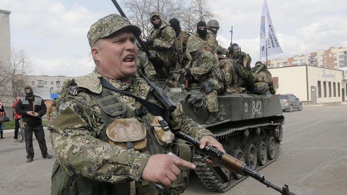 Proruský ozbrojenec ve Slavjansku na východě Ukrajiny