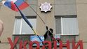 Proruští demonstranti dobývají policejní stanici ve městě Horlivka