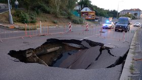 Díra má rozměry 5 x 5 metrů, je hluboká kolem tří metrů. Oprava potrvá týdny