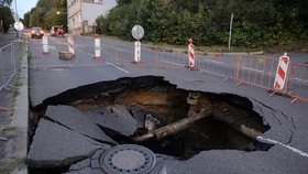 Propadlá vozovka na pražském Proseku byla prý důsledkem narušení kanalizační stoky