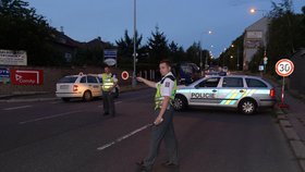 Policisté odkláněli z Proseka po propadu veškerou dopravu