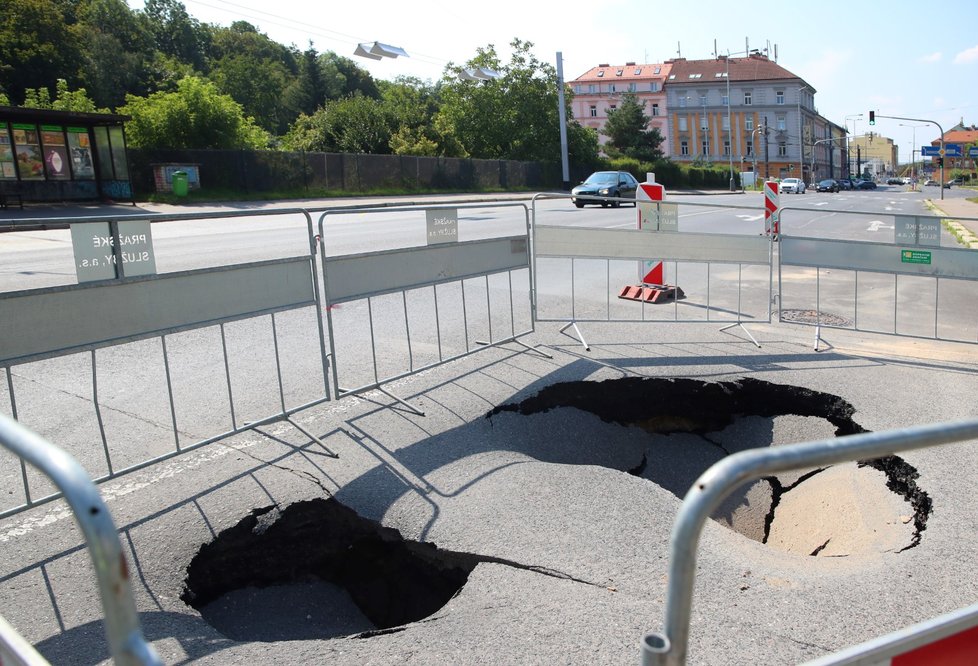 Na Prosecké se propadla vozovka.