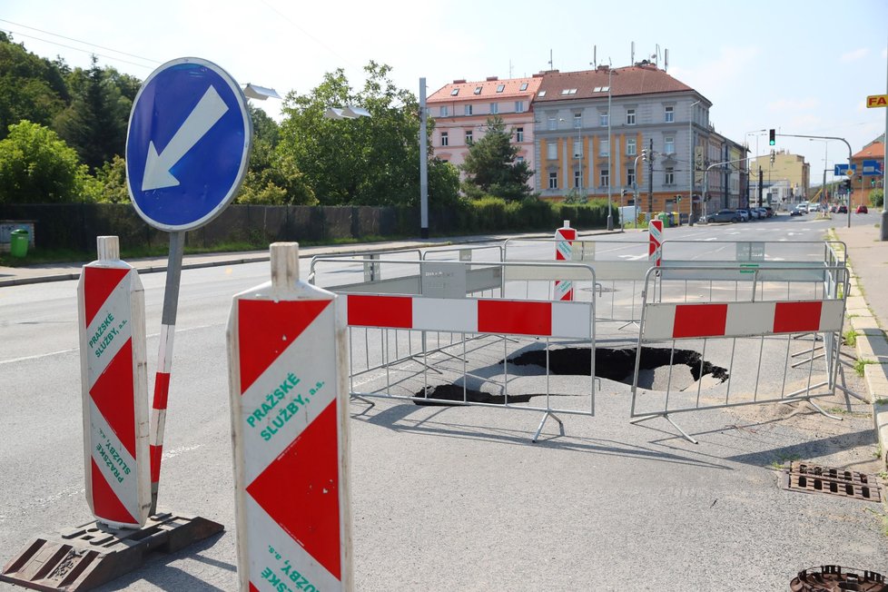 Na Prosecké se propadla vozovka.