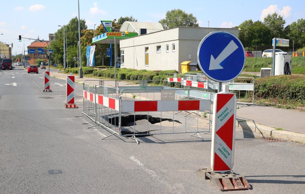 Na Prosecké se propadla vozovka.