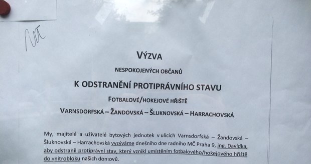 Nespokojení obyvatelé, kteří se obrátili na radnici, nepožadují zrušení hřiště, ale pouze jeho ztišení. Vadí jim totiž hluk, který sportovci svým hraním vytváří. Celou situaci, kdy si děti a mládež hraje na místě k tomu určeném a pořízeném, přitom vnímají jako protiprávní stav.