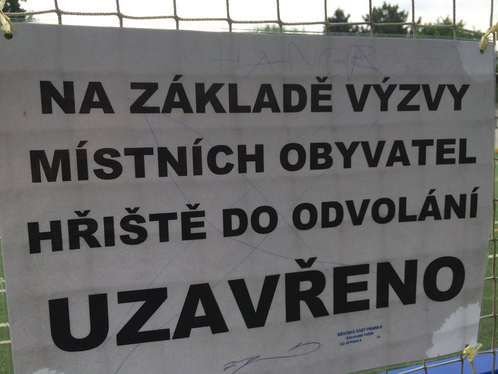 Cedule, který na hřišti visela od půlky června až do začátku letních prázdnin mluvila za vše.