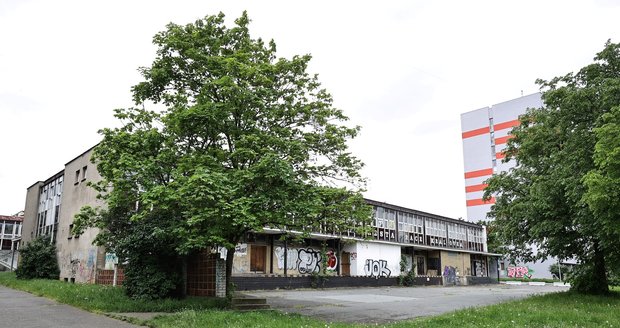 Lidl koupil bývalé obchodní centrum na Proseku. Místo potravin tu ale bydlí bezdomovci