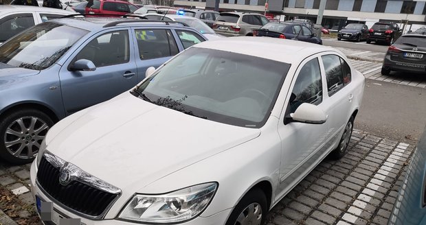 Zloděj se vloupal do auta policistovi, ten ho zadržel.