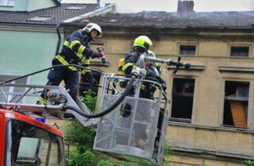 Praha, Prosek - Bývalý dům Šárky Grossové už po několikáté v plamenech. Při třetím požáru zahalil celou ulici hustý dým. Hasiči museli bojovat nejen s plameny, ale i s nepořádkem uvnitř budovy.