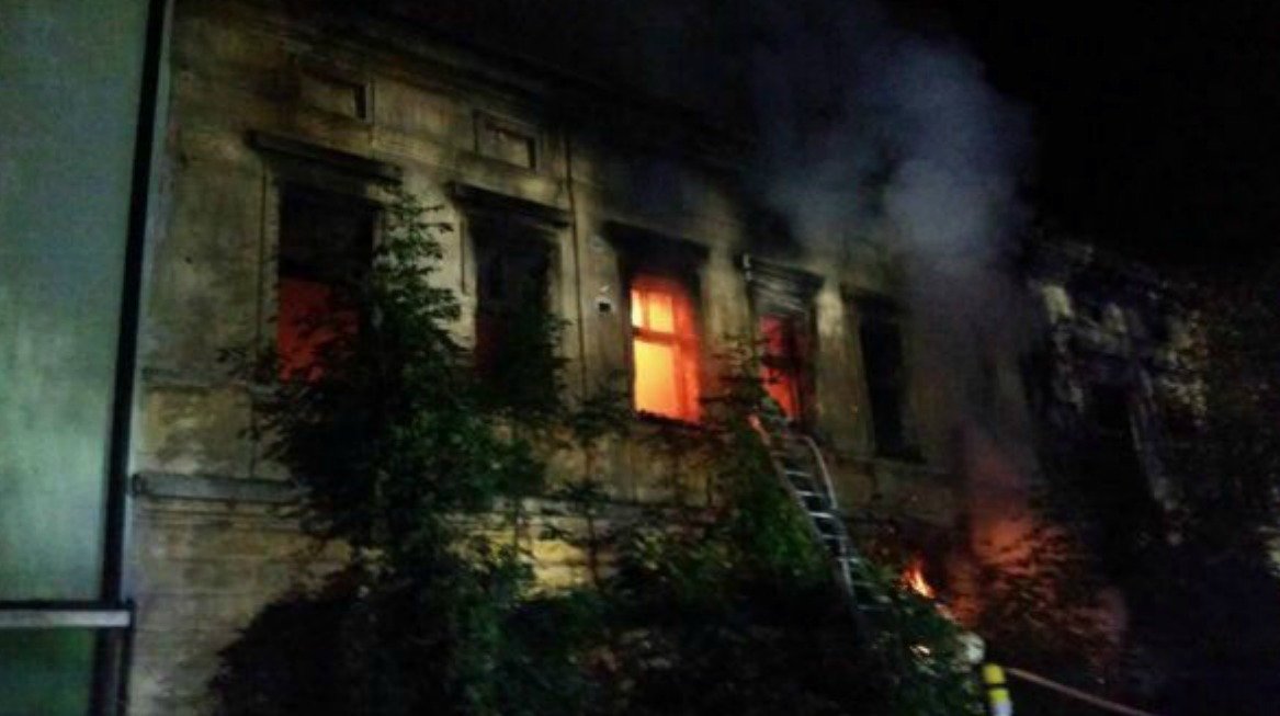 Praha, Prosek - Bývalý dům Šárky Grossové už po několikáté v plamenech (září 2016). Požár se rozhořel v patře, což komplikovalo zásah hasičů.