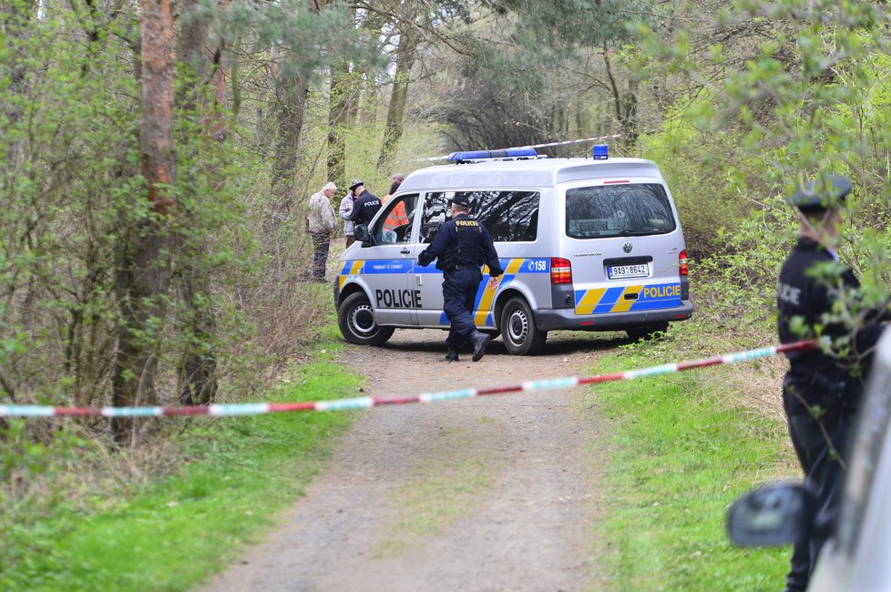 Na Proseku ležel zastřelený muž, policie zjišťuje, co se stalo.