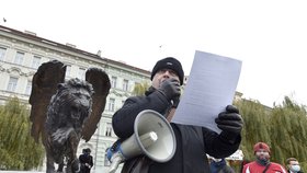 Zástupci podnikatelů a živnostníků 1. prosince 2020 u Strakovy akademie v Praze protestují proti stylu vládnutí a rozhodování české vlády. Akci svolaly Podnikatelské odbory.