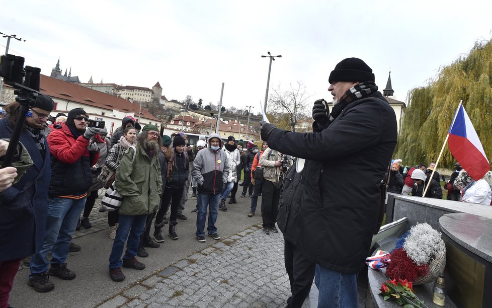 Zástupci podnikatelů a živnostníků 1. prosince 2020 u Strakovy akademie v Praze protestují proti stylu vládnutí a rozhodování české vlády. Akci svolaly Podnikatelské odbory.