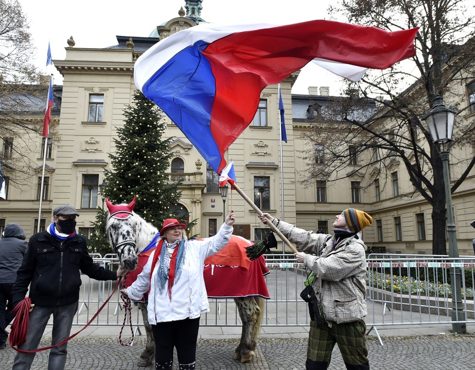 Zástupci podnikatelů a živnostníků 1. prosince 2020 u Strakovy akademie v Praze protestují proti stylu vládnutí a rozhodování české vlády. Akci svolaly Podnikatelské odbory.