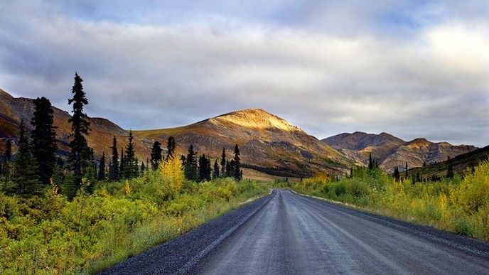 Proslulá Dempster Highway směřující k Severnímu ledovému oceánu