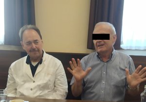 Profesor Dalibor Pacík, světově uznávaný urolog, se svým pacientem Petrem C.