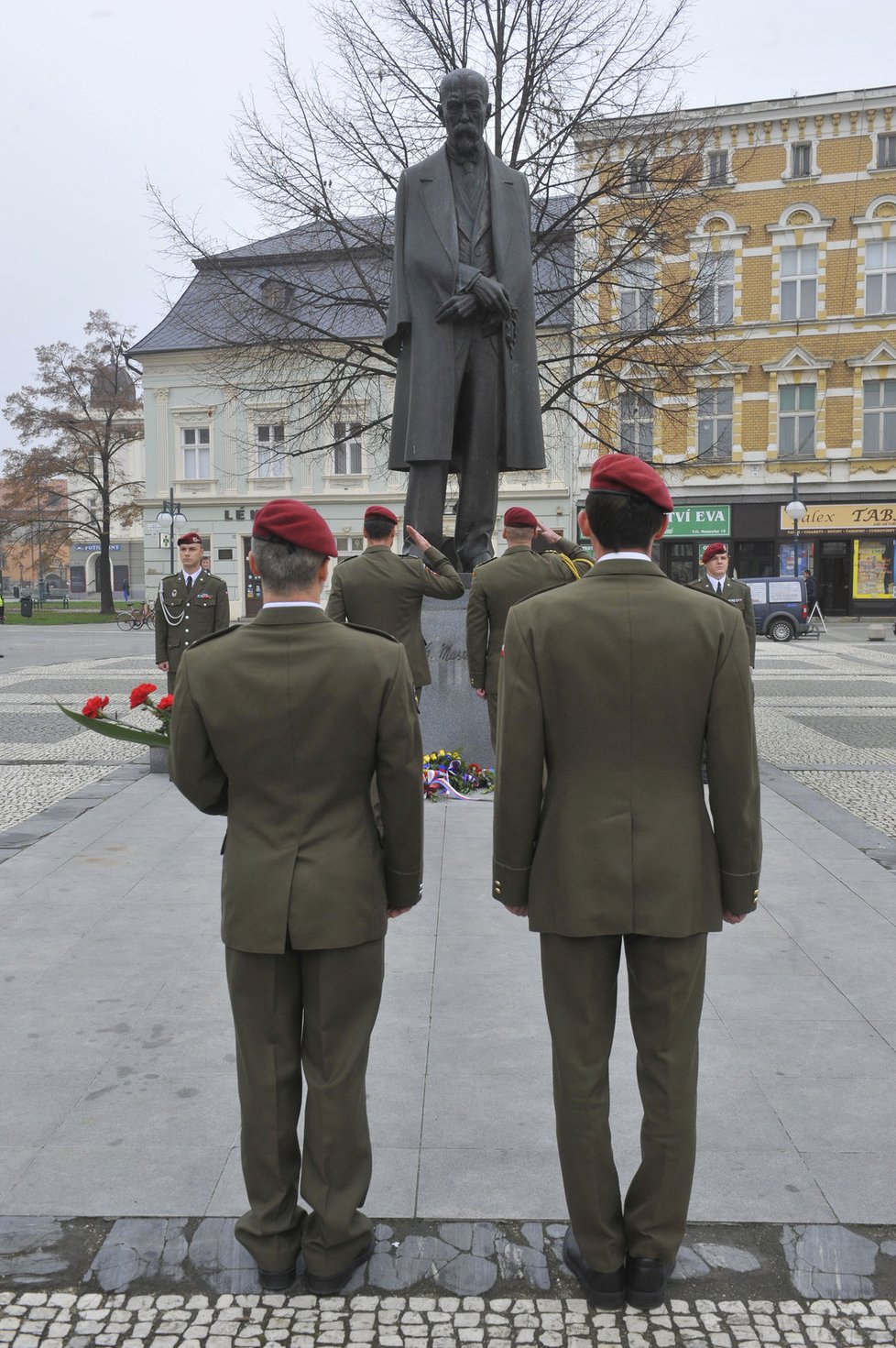 Opozice svolala oslavy 17. listopadu na pondělí a připravila petici za vytvoření nové rady bez KSČM.