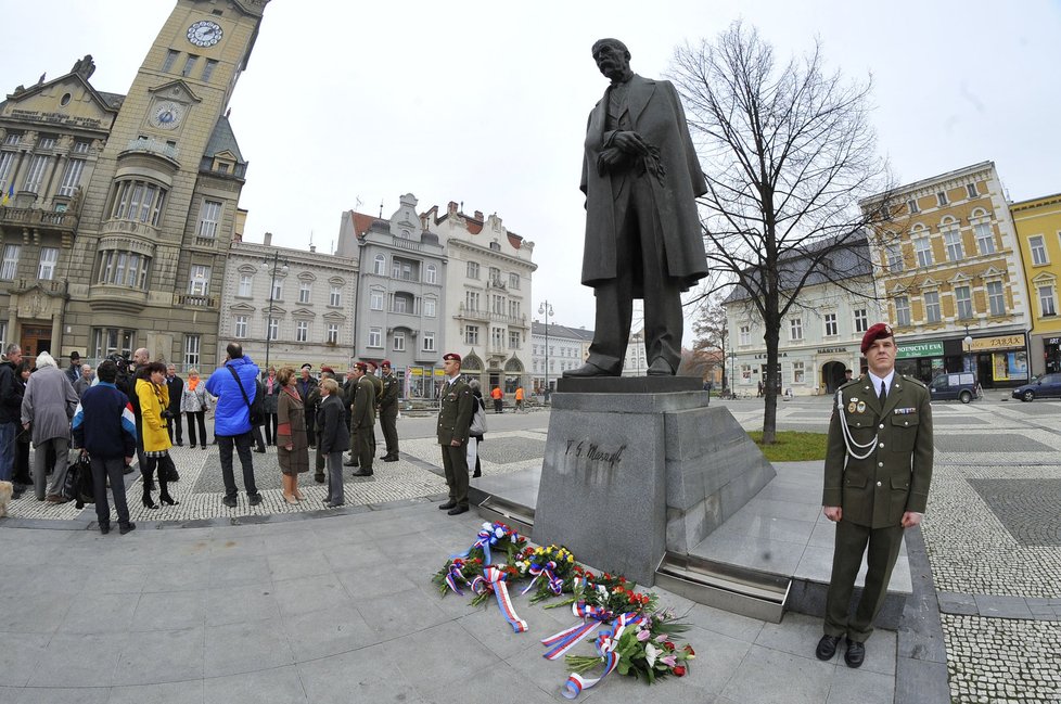 Položení květin k soše sledovalo jen několik lidí, z nichž někteří neskrývali znechucení z toho, že se aktu účastní i zástupci KSČM.