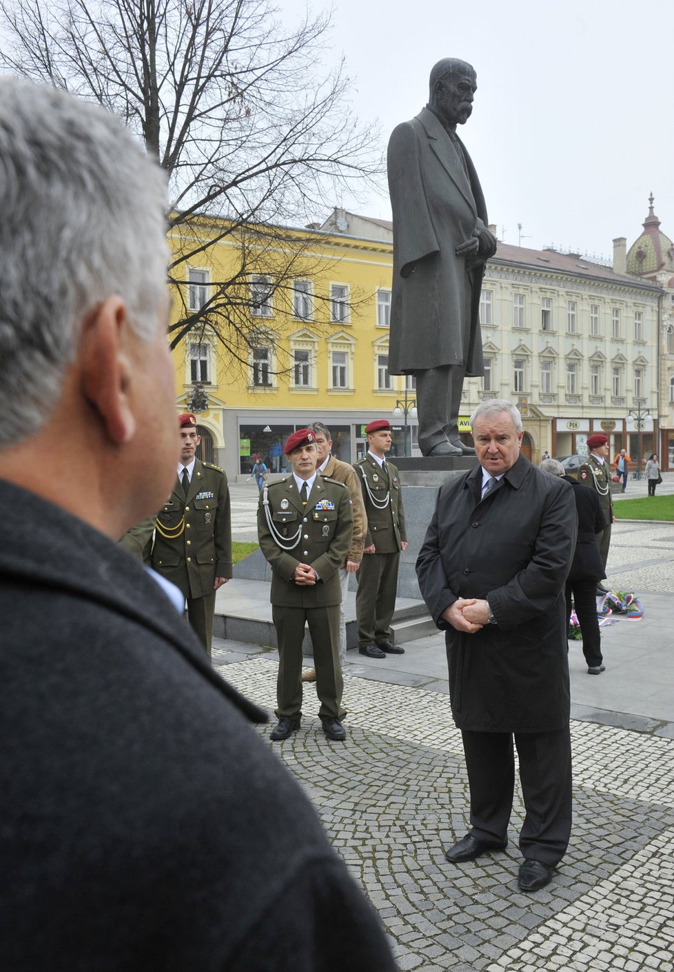 Na snímku vpravo je primátor Prostějova Miroslav Pišťák.