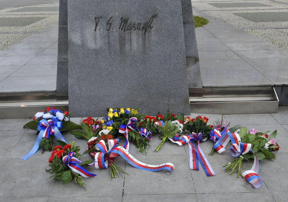 Pouze několik lidí v pátek na centrálním náměstí v Prostějově sledovalo položení kytic u pomníku prvního československého prezidenta Tomáše Garrigua Masaryka, kterým radní s předstihem uctili Den boje za svobodu a demokracii.