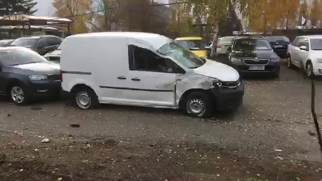 Kamion vletěl z dálnice na parkoviště autoservisu: Smetl na 30 aut!