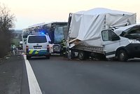 Autobus se srazil s dodávkou. 1 mrtvý a 6 zraněných na dálnici u Olomouce