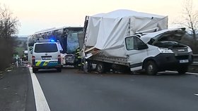 Nehoda autobusu a náklaďáku na dálnici mezi Prostějovem a Olomoucí