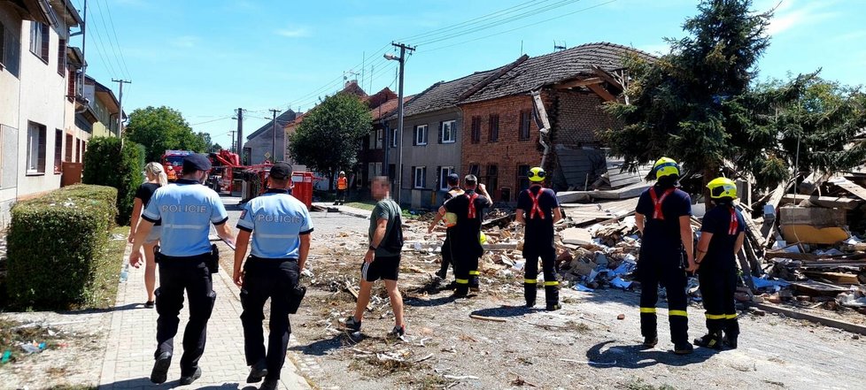 Výbuch zdemoloval dům v Olšanech na Prostějovsku. (18. 7. 2022)