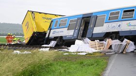 Na železničním přejezdu u Prostějova se srazil osobní vlak s nákladním autem.
