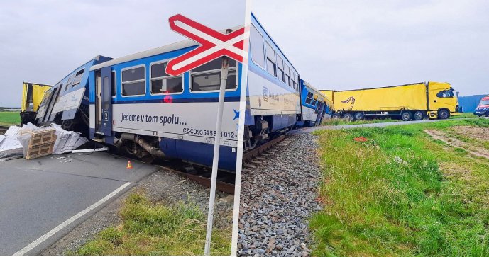 U Prostějova se srazil osobní vlak s kamionem.