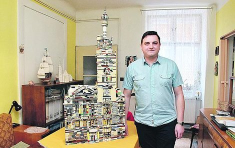 Tomáš Lázna je v Česku první, kdo postavil významnou městskou stavbu z kostek Lego. V jeho případě jde o prostějovskou radnici.