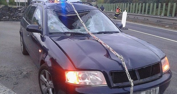 Muž (†52) u Prostějova přecházel noční dálnici: Po srážce s autem zemřel