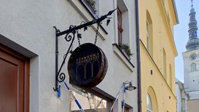 Před touto vinotékou k vraždě došlo.