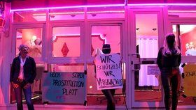 Protest prostitutek v Hamburku s požadavkem vládě, ať otevře znovu nevěstince (11. 7. 2020).