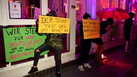 Protest prostitutek v Hamburku s požadavkem vládě, ať otevře znovu nevěstince (11. 7. 2020).