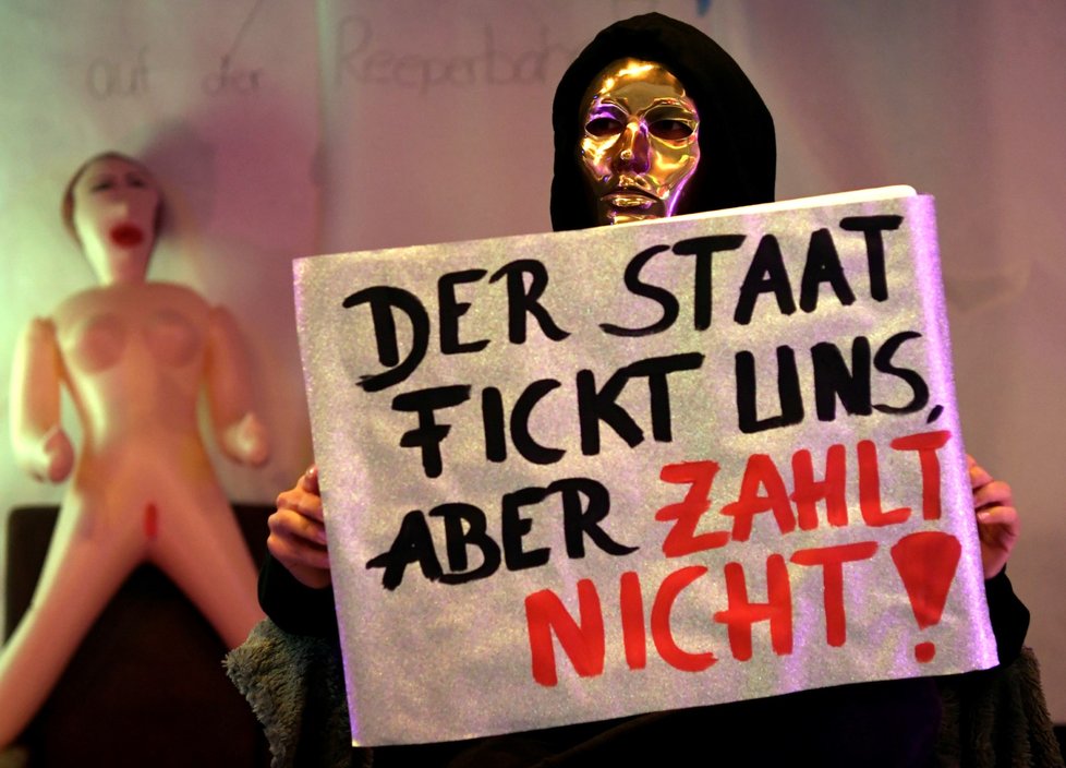 Protest prostitutek v Hamburku s požadavkem vládě, ať otevře znovu nevěstince (11. 7. 2020).