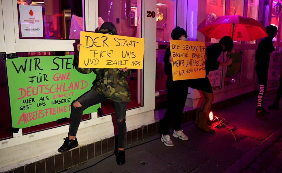 Protest prostitutek v Hamburku s požadavkem vládě, ať otevře znovu nevěstince (11. 7. 2020).