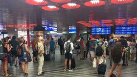 Hlavním nádražím v Praze denně projdou desetitisíce lidí. Od dob minulých tu ale cestující už na prostitutky nenaráží.