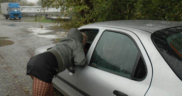 Vyženou reflexní pásky prostitutky? Starostové se těší, policie radost mírní