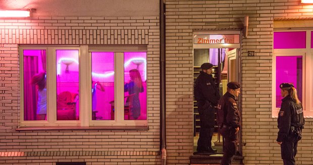 Šokující průzkum: Přibývá laciných prostitutek se smrtící sexuální chorobou!