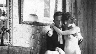 Zákazník fotil prostitutky Paříže 30. let, které si sám zaplatil. Erotické snímky jsou intimní i zábavné