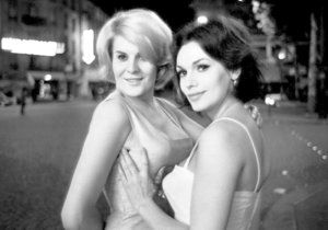 Nemravná Paříž: Takto vypadaly prostitutky v 60. letech. Poznali byste, že jde o muže?