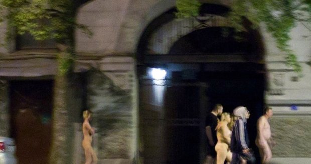 Ruské prostitutky musely nahé na mráz.