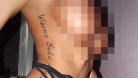 Prostitutky jsou zohyzděny velkými tetováními.