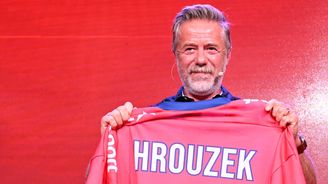 Jiří Langmajer o novém filmu Lajna: Hrouzek bude trénovat i ženy, víc prozradit nemůžu Jiří Langmajer o novém filmu Lajna: Hrouzek bude trénovat i ženy, víc prozradit nemůžu