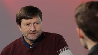Jan Hrušínský: Stydím se za podpis anticharty, tátu zlomili a ponížili. Na Hradě by to měli ukončit těžkooděnci