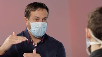 Epidemiolog Maďar: Koronavir musí společnost promořit, bude tu navždy, jako roušky. Nejhorší máme za sebou Epidemiolog Maďar: Koronavir musí společnost promořit, bude tu navždy, jako roušky. Nejhorší máme za sebou