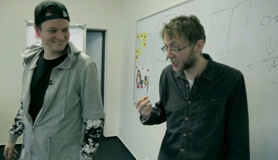Kazma si najal herce Karla Ondrku (vpravo), aby v pořadu Prostřeno! zahrál šíleného ajťáka.