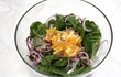 špenátový salát s piniovými oříšky
