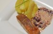 pošírovaný losos s lososo-fazolovým ragú a vařenými bramborami